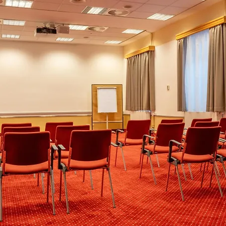 Airways Frankfurt Airport West מלון